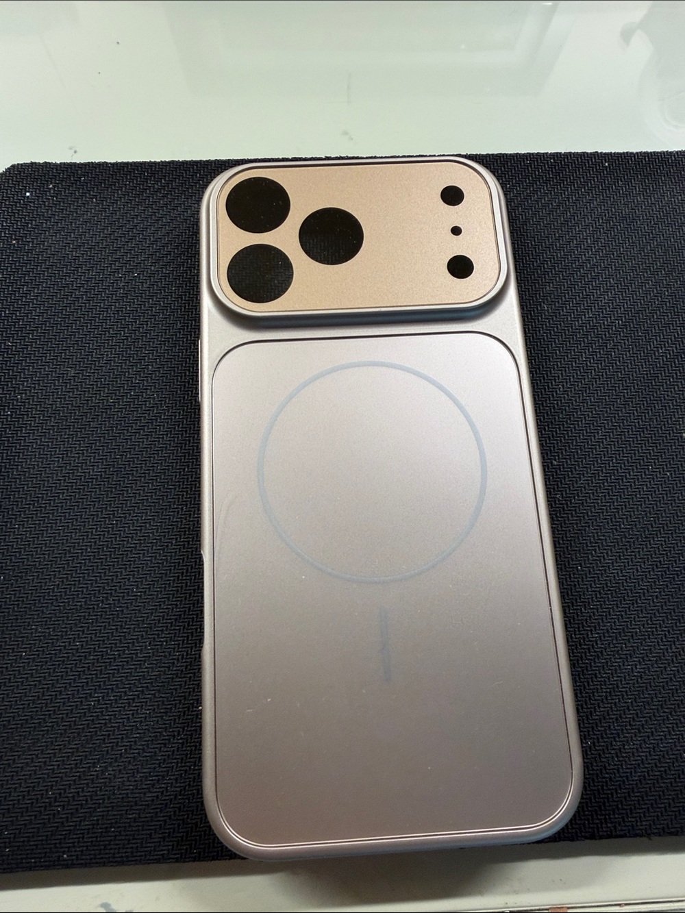 Silver Magnetic Wireless Charger Case - Compatible Smartphone Accessory